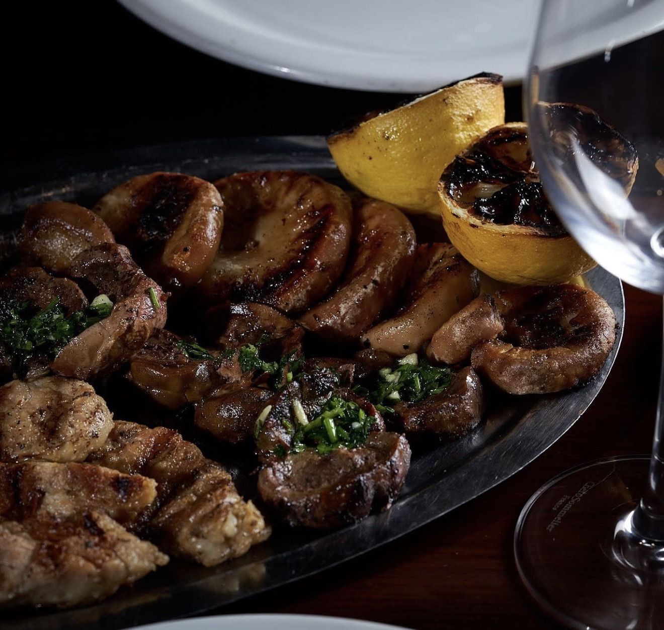 Tablita de achuras con limones grillados