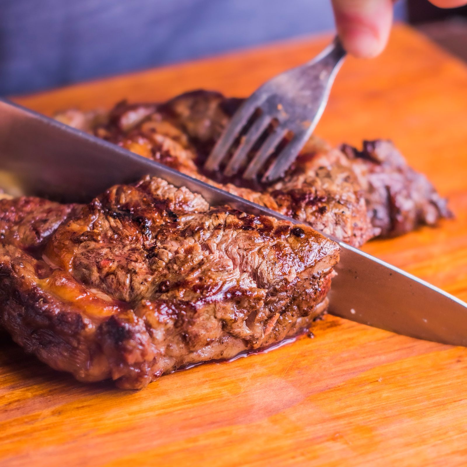 Bife jugoso cortándose sobre la tabla
