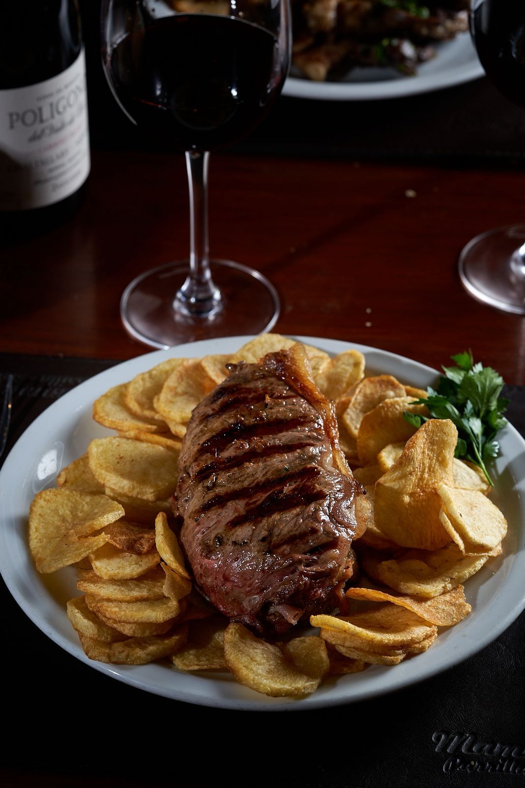 Bife con papas y vino