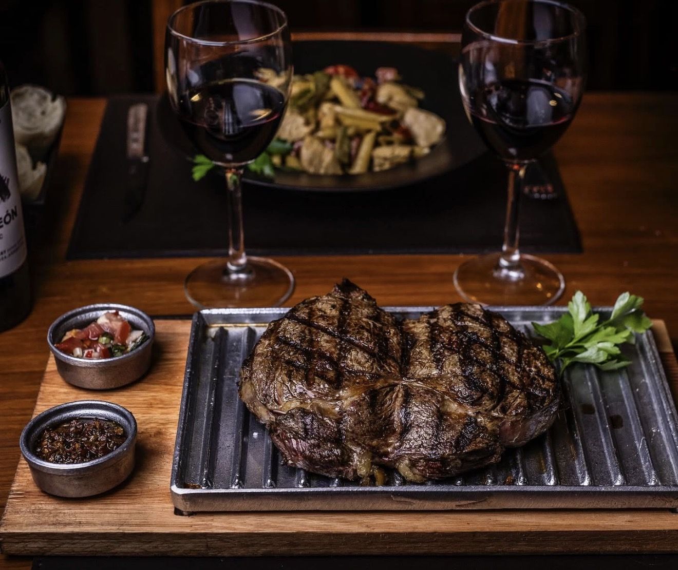 Bife a las brasas con vino y pastas