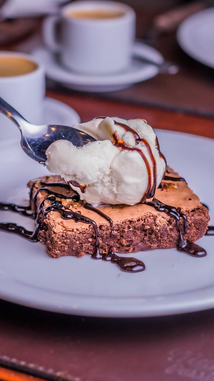Brownie con helado de vainilla y salsa de chocolate