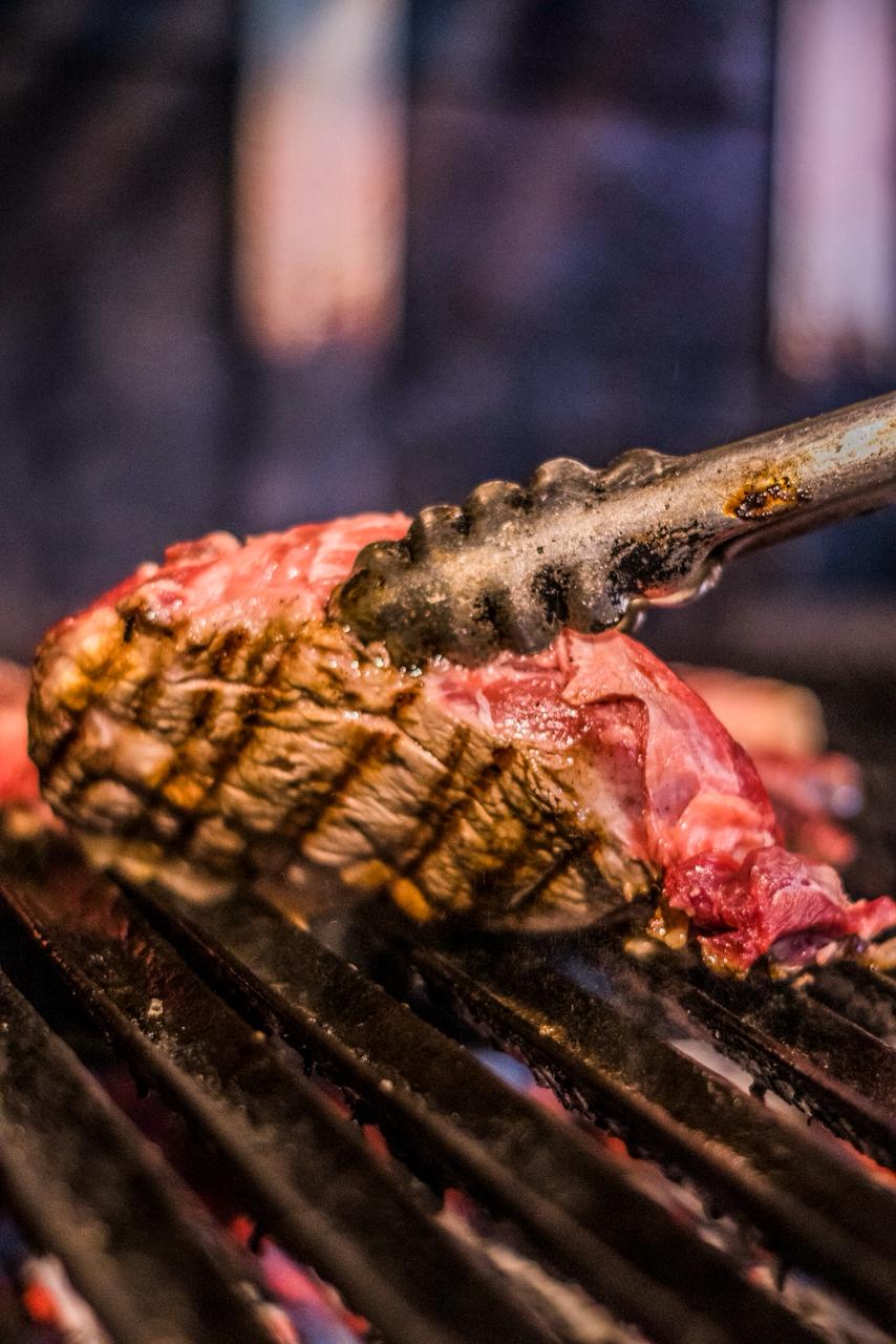 Bife a las brasas en la parrilla