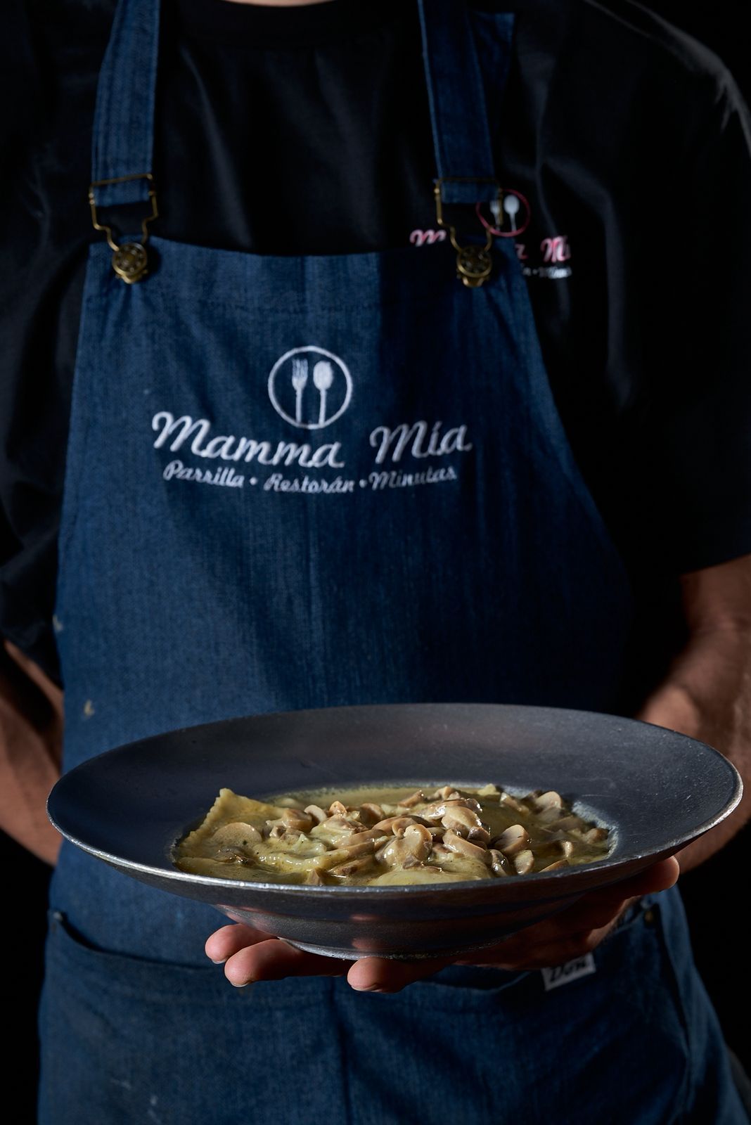 El cocinero de Mamma Mia con un plato de pastas