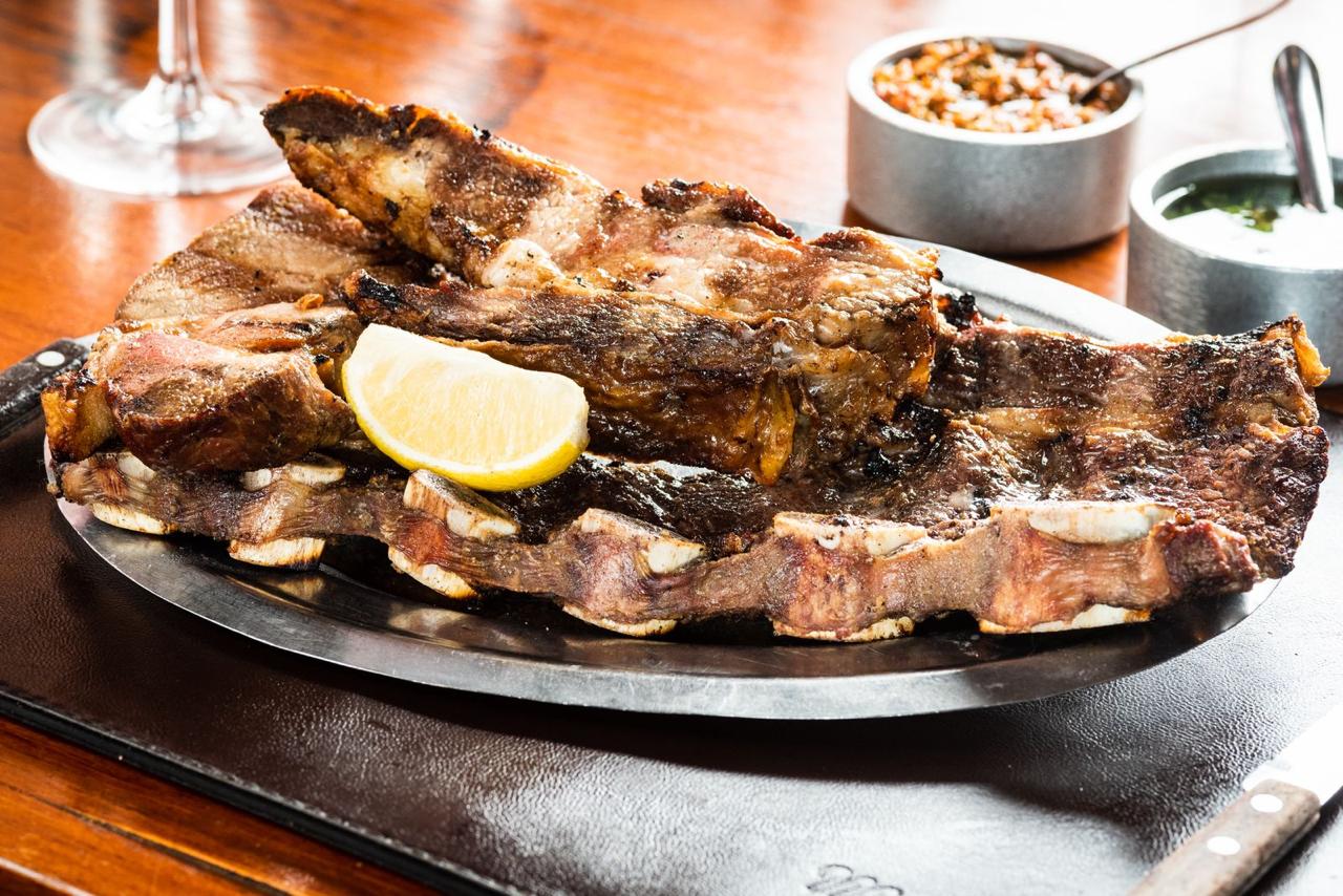 Costillar a la parrilla con chimichurri