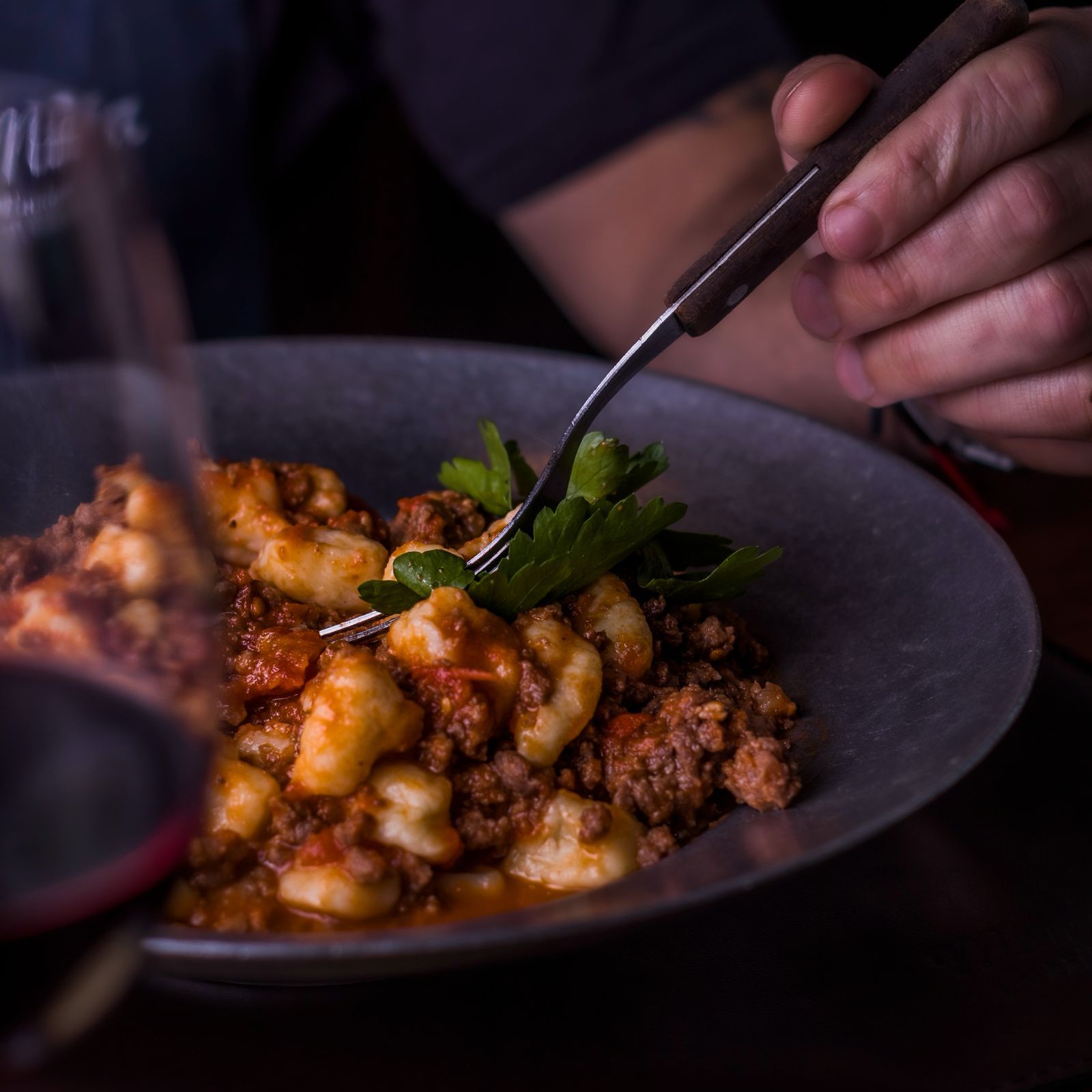 Ñoquis con bolognesa en la mesa