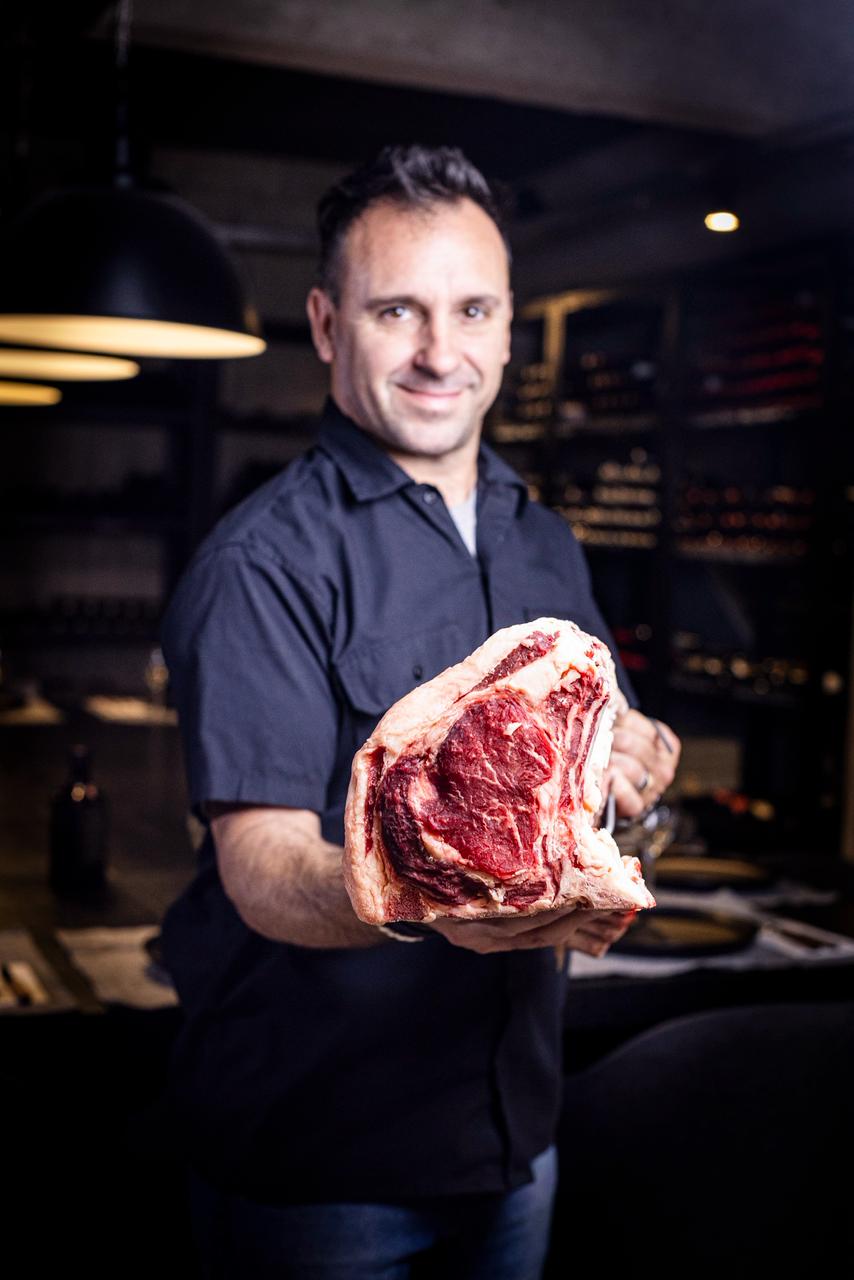 El parrillero con un costillar