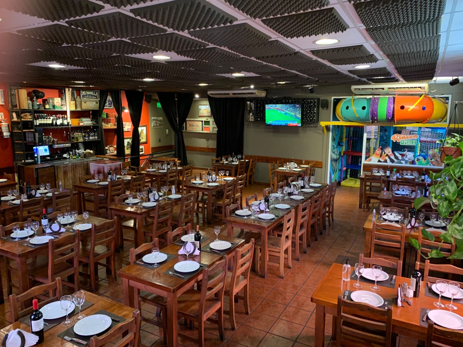 El salón completo con las mesas armadas