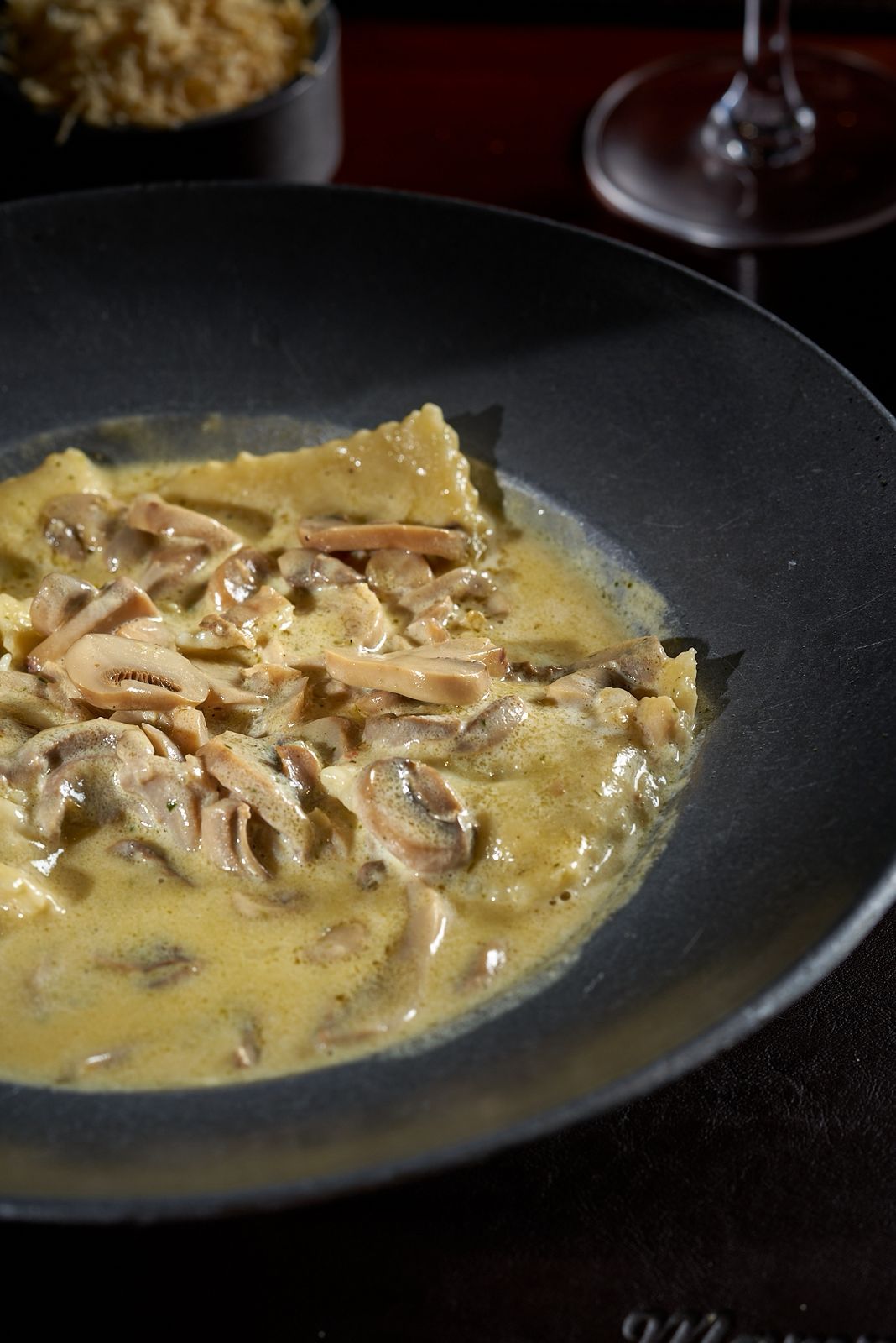 Sorrentinos caseros con crema de champiñones