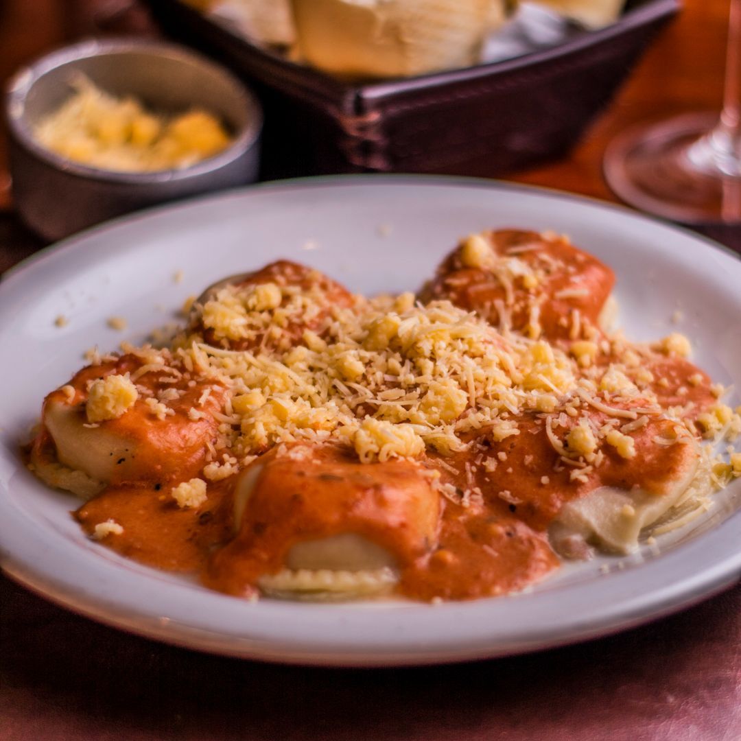 Sorrentinos caseros con salsa rosa